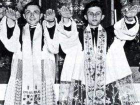 Brata Joseph (desno) in Georg Ratzinger kot novomašnika