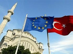 Zastavi EU in Turčije v Carigradu