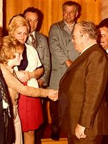 Dragica Novak (druga z leve) s Titovim osebjem in Titom