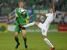 Gareth McAuley in Andraž Kirm