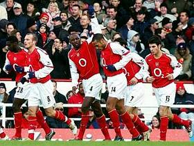 Arsenalova tujska legija se veseli zadetka Thierryja Henryja.