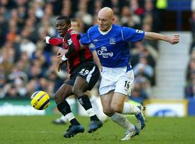 Thomas Gravesen (desno) je bil podajalec pri obeh zadetkih Evertona.