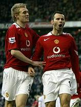 Ryan Giggs (desno) je zabil prvi gol za Manchester United proti Boltonu.