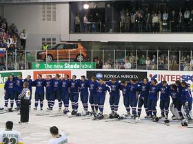 Risi med slovensko himno
