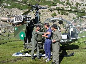 Tomaža Humar s pakistanskimi reševalci.