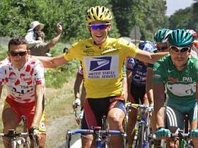 Lance Armstrong se je pred devetimi leti v Parizu takole veselil s prvim šprinterjem Toura 1999 Erikom Zablom in prvim hribolazcem Richardom Virenquem.