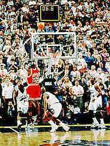 Michael Jordan zadel legendarni met na šesti tekmi z Utahom. To je bil zadnji naslov Chicago Bullsov.