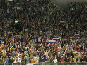 Vseskozi stoječa polna tribuna na vzhodni strani