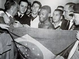 Pele je pri 17-ih letih navduševal nogometne navdušence na Švedskem (Slika, vir: www.fifa.com).