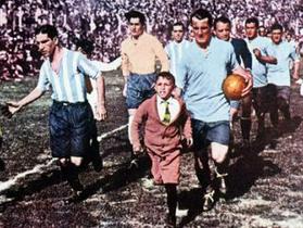 V prvem finalu sta se pomerila Urugvaj in Argentina (slika, vir: www.fifa.com) 