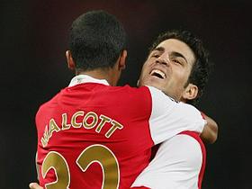 Theo Walcott in Cesc Fabregas