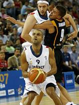 Tony Parker je izgubil strelski dvoboj z Dirkom Novitzkim (23:28), a se je veselil bolj pomembne zmage Francije nad Nemčijo.