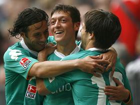 Claudio Pizarro, Mesut Özil in Diego