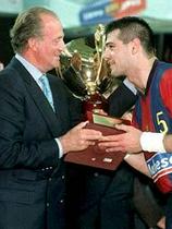 Španski kralj Juan Carlos predaja kapetanu Barcelone Enricu Masipu četrti od petih zaporednih naslov evropskih prvakov.