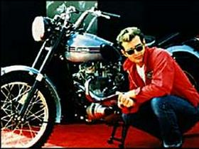 James Dean s svojim motorjem