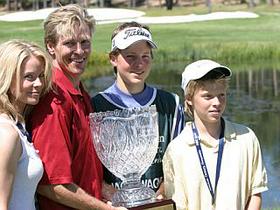 Jack Wagner z ženo Kristino in sinovoma po zmagi na turnirju v golfu na Lake Tahoeju