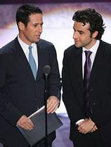 Rob Morrow z Davidom Krumholtzem, soigralcem iz serije Numb3rs na letošnjih nagradah People's Choice