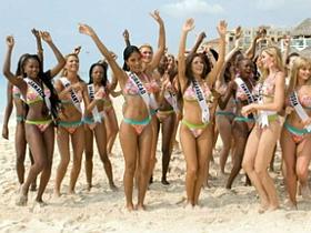 Tekmovalke za Miss Universe, Zahra je prva z leve