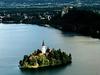 Ljubljanska nadškofija in država sta si po dolgotrajnih postopkih le razdelili Blejski otok. Foto: EPA