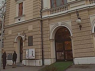 V stavbi Mestnega doma se na eni strani nahaj vhod v Šentjakobsko gledališče, eno najstarejših amaterskih gledališč v Evropi, na drugi pa je gledališče, ki razveseljuje najmljaše gledalce. Foto: RTV SLO