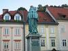 Kip Valentina Vodnika na Vodnikovem trgu v Ljubljani. Kip je s hrbtno stranjo proti trgu obrnjen zato, ker je nekoč na tem mestu stal ljubljanski Licej, postavljen je bil pred zgradbo, navaja Wikipedia. Foto: Wikipedia