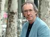 Ian McEwan je eden osrednjih sodobnih britanskih pisateljev, po romanih Otrok o pravem času, Tujca v Benetkah in Pokora ga poznamo tudi Slovenci. Za roman Amsterdam je leta 1998 dobil bookerjevo nagrado. V Benetkah pa so te dni predstavili film Atonement, posnet po istoimenskem McEwanovem romanu. Foto: EPA