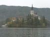 Po sporazumu je Rimskokatoliška cerkev prejela tri nepremičnine na blejskem otoku in otok brezplačno v najem za 45 let. Foto: MMC RTV SLO