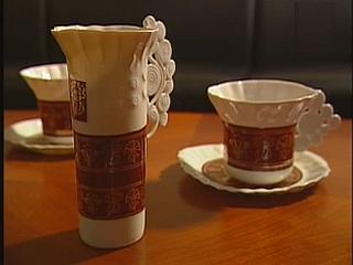 Med protokolarnimi darili, ki jih je izbirala posebna komisija, je tudi čajni servis catbriyur. Foto: MMC RTV SLO