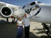 Richard Branson z mamo Eve ob predstavitvi letala