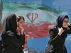 Predvsem mlajše Iranke iz bogatejših družin se upirajo strogim islamskim zakonom o oblačenju. Foto: EPA