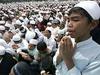Muslimanski deček iz Indonezije v molitvi ob praznovanju obletnice rojstva preroka Mohameda. Muslimansko prebivalstvo narašča predvsem zaradi večje rodnosti kot med katoličani. Foto: Reuters