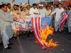 V pakistanskem mestu Kveta se je zbralo več sto ljudi, ki so se poklonili vodji teroristične mreže Osami bin Ladnu.Obenem so ZDA grozili s smrtjo in sežigali ameriške zastave. Foto: EPA