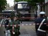 Grška policija je po napadu pred kulturnim ministrstvom takoj zavarovala območje, a odgovoronih za napad ni ujela. Foto: EPA