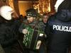 Protestni shod v Rigi sredi januarja se je ob koncu sprevrgel v nemire in spopade s policijo. Foto: Reuters