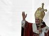 V Nemčiji rojeni Joseph Ratzinger je na mestu poglavarja Rimskokatoliške cerkve nasledil karizmatičnega Poljaka Karla Wojtylo. Foto: Reuters