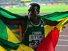 Kenenisa Bekele je tudi v Osaki slavil z zastavo Etiopije. Znan prizor z velikih tekem v zadnjih letih. Foto: EPA