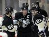Kris Letang (58), Miroslav Satan (81) in Jevgenij Malkin čestitajo ob jubileju 21-letnemu kapetanu. Foto: Reuters