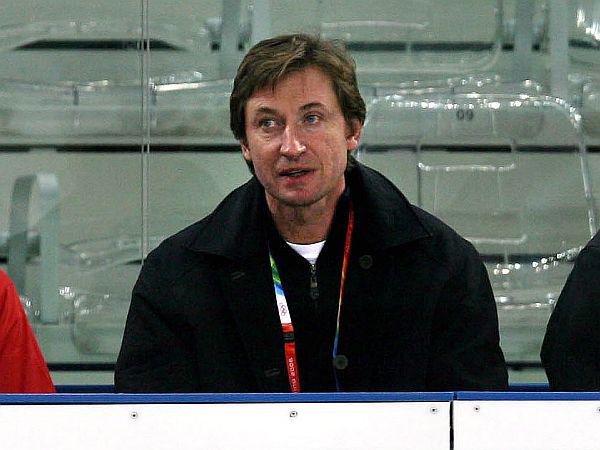 Wayne Gretzky - gospod hat-trick. Po koncu igralske kariere se je vrgel med trenerje, kjer pa mu je uspel 'neslavni' hat-trick, saj je s Phoenixom med letoma 2006 in 2008 ostal brez končnice. V to se ni uvrstil niti letos. Foto: EPA
