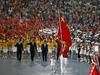 Kitajska reprezentanca z Jaom Mingom je kot zadnja vkorakala na stadion Ptičje gnezdo. Košarkarja Houstona je spremljal 9-letni deček, ki je maja preživel rušilni potres na Kitajskem. Foto: Reuters