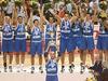 Aleksander Djordević je dvignil pokal za zmagoslavje Jugoslavije na 13. svetovnem prvenstvu. V dvorani Miru in prijateljstva je bil tudi tedanji predsednik Mednarodnega olimpijskega komiteja Juan Antonio Samaranch (desno spodaj).