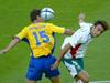 Bolgarski napadalec Dimitar Berbatov (desno) ob čvrsti švedski obrambi ni prišel do izraza.