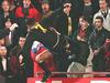 Angleška liga je bila v sezoni 1994/1995 še posebej dramatična. Januarja se je zgodil znameniti kung-fu udarec Erica Cantonaja, s čimer je napadalec Manchester Uniteda zaradi kazni že končal sezono. Tehtnica se je v lovu na prvaka prevesila na stran Blackburna, ki je vodil večji del prvenstva. Pred zadnjim krogom je imel 2 točki prednosti pred rdečimi vragi. Blackburn je v zadnjem krogu v gosteh izgubil proti Liverpoolu, a Manchester United ni znal zgrabiti priložnosti, saj je v gosteh proti West Hamu le remiziral 1:1. Blackburn je s tem osvojil svoj prvi naslov državnega prvaka po letu 1914. Foto: www.answers.com