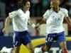 Robert Pires in Thierry Henry se veselita zadetka za 2:1.