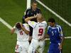 Jan Koller se je po zamujeni priložnosti v 80. minuti upravičeno držal za glavo.
