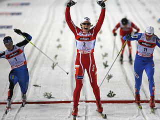 Odločali so centimetri. Petra Majdič (skrajno desno) je Virpi Kuitunen ugnala za eno desetinko. Foto: Reuters