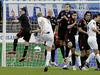 Pavel Pogrebnjak je takole žogo poslal skozi nemški živi zid in dosegel deveti zadetek v letošnjem Pokalu Uefa. Foto: Reuters
