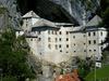 Predjamski grad ne potrebuje razkošnih arhitekturnih dodatkov, saj že prvi pogled nanj v opazovalcu vzbudi očutek skrivnostnosti s pridihom romantike. Foto: MMC RTV SLO/A. K. Kovač