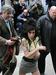 Amy Winehouse je ob fotografskih bliskavicah prišla na policijsko postajo. Ni bila videti v prav dobrem stanju ... Foto: Reuters