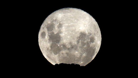 Luna je od Zemlje oddaljena skoraj štiristo tisoč kilometrov. Kako potem lahko vpliva na ljudi, če pa je tako daleč?