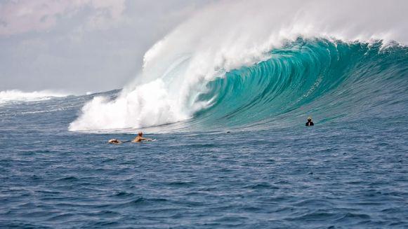 Adrenalinski je že pogled na tako visok morski val, se vam ne zdi? 